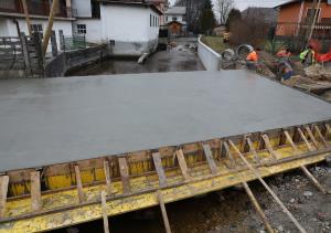 Vlita betonska konstrukcija na novem mostu